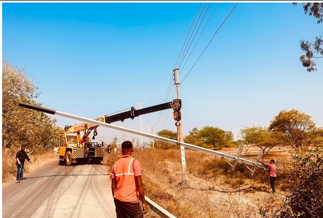 Mobile road crane pole setup